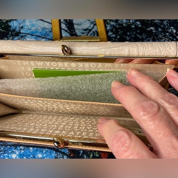 Kate Spade Cream Croc-Embossed kiss lock 🔑 - Picture 5 of 8